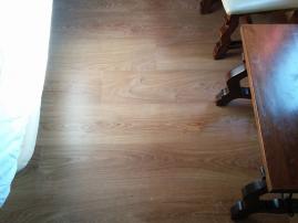 TARIMA LAMINADA AC4 TARKETT ROBLE MIEL EN HOSTAL MADRID EN TOLEDO