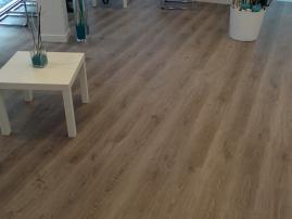 TARIMA LAMINADA AC5 TARKETT ROBLE GRIS CLARO FOREST EN CLÍNICA SMYDENT MADRID