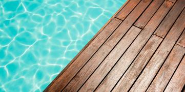 Características concretas de las tarimas de madera para piscinas elevadas