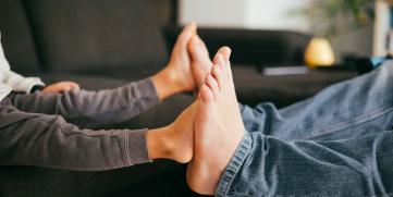 La satisfacción de andar descalzos sobre tarima