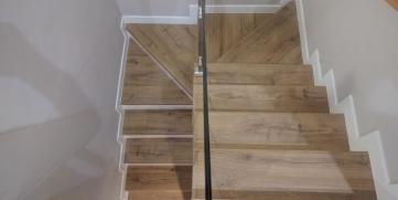 Partes del revestimiento de madera en las escaleras