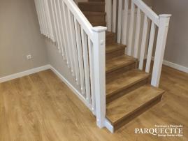 TARIMA LAMINADA TARKETT ROBLE MIEL V2 Y REVESTIMIENTO DE ESCALERA CON LA MISMA TARIMA LAMINADA