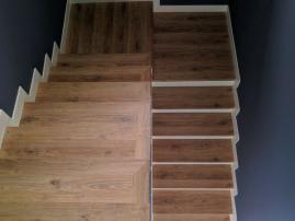 TARIMA LAMINADA AC4 TARKETT ROBLE PRALINE FOREST Y REVESTIMIENTO DE ESCALERA EN ARANJUEZ